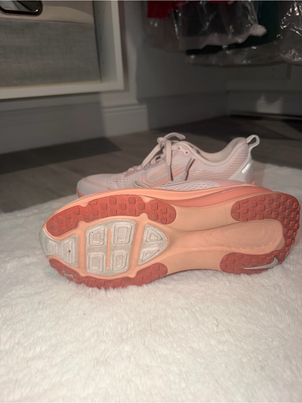 Nike Women’s Vomero 18s - Peach / Pink - Picture 4 of 4